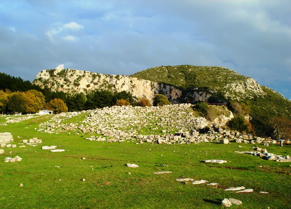 Ancient Theatre of Kassope, photo by Harry Gouvas / Wikimedia Commons