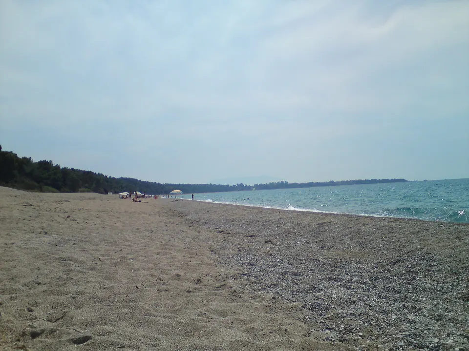 Monolithi Beach, photo by Georgios Pazios (Alaniaris) / Wikimedia Commons