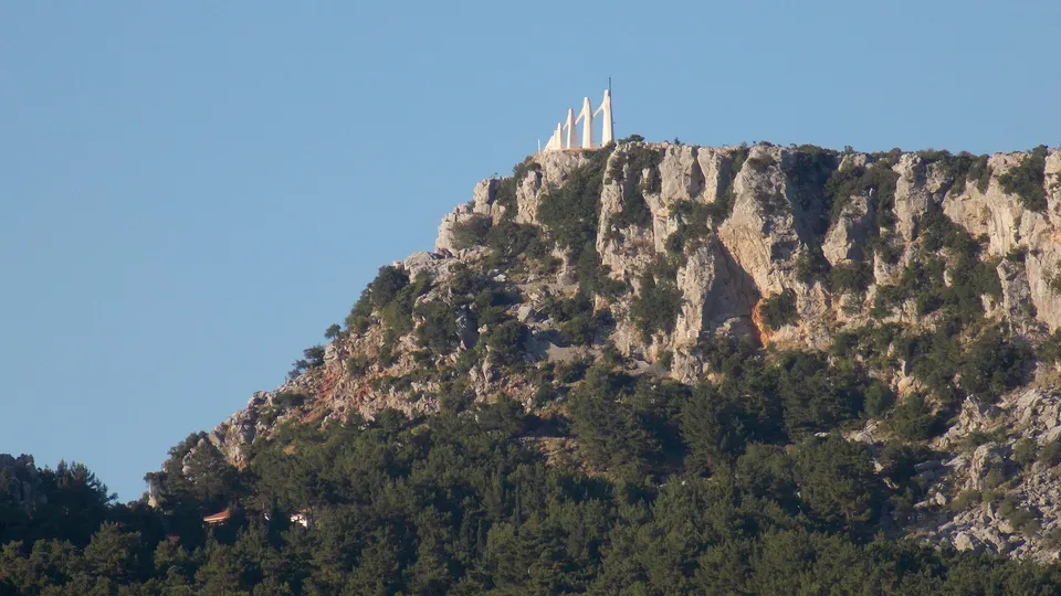 Zalongo Monument, photo by Andreas Papageorgiou / Wikimedia Commons