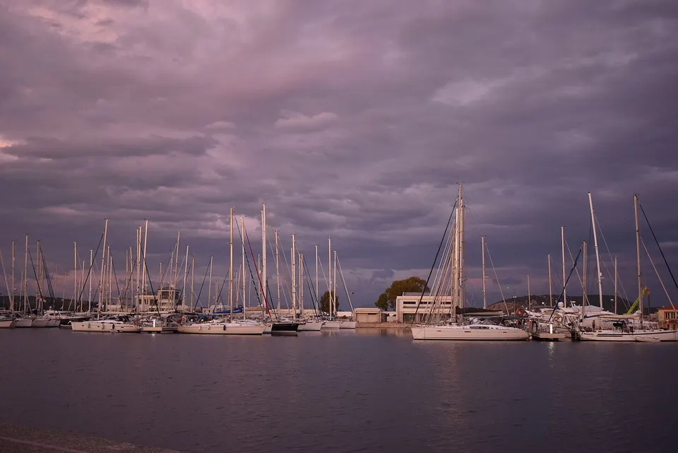 Marina Car Park (free), photo by Annatsach / Wikimedia Commons