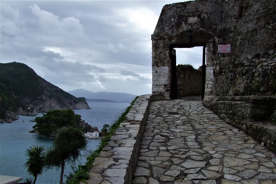 Parga Castle, photo by ΣΟΛΑΚΙΔΗΣ ΣΩΤΗΡΙΟΣ / Wikimedia Commons