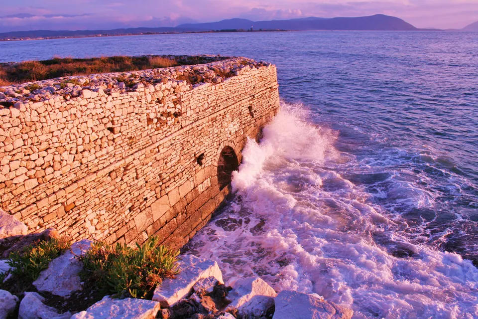 Pantokrator Castle, photo by anonymos7 / Wikimedia Commons