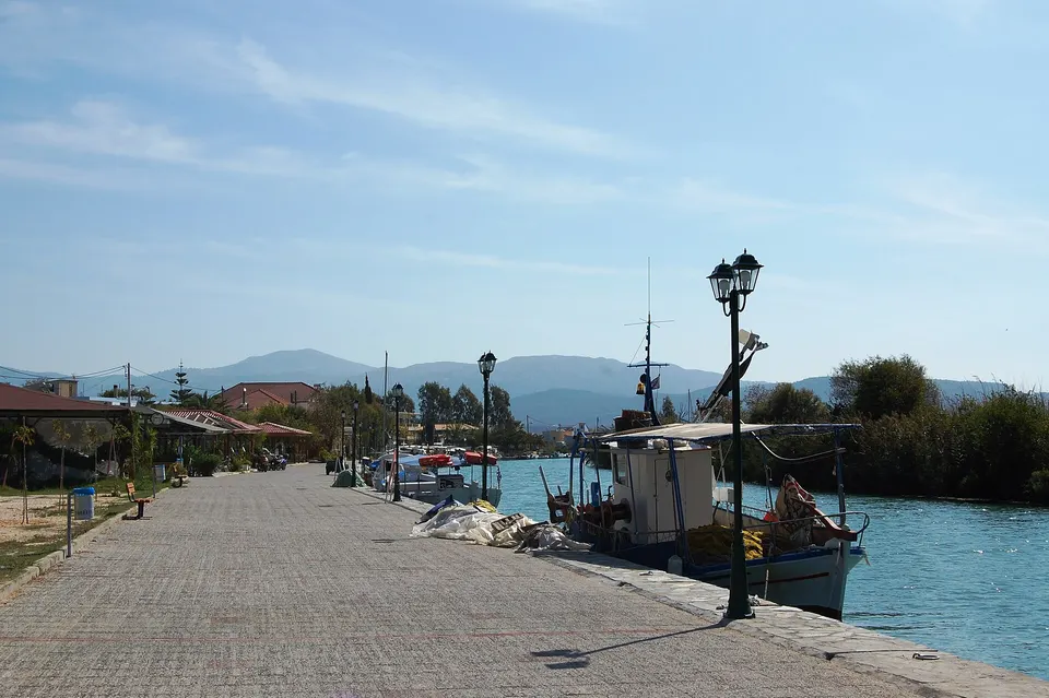 Ammoudia Beach (Acheron mouth), photo by H.P.Burger / Wikimedia Commons