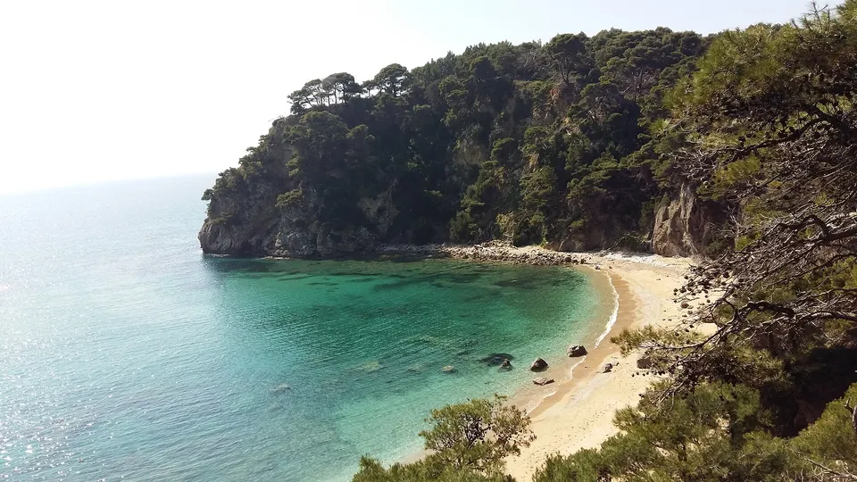 Alonaki Beach (Fanari), photo by Elenief / Wikimedia Commons