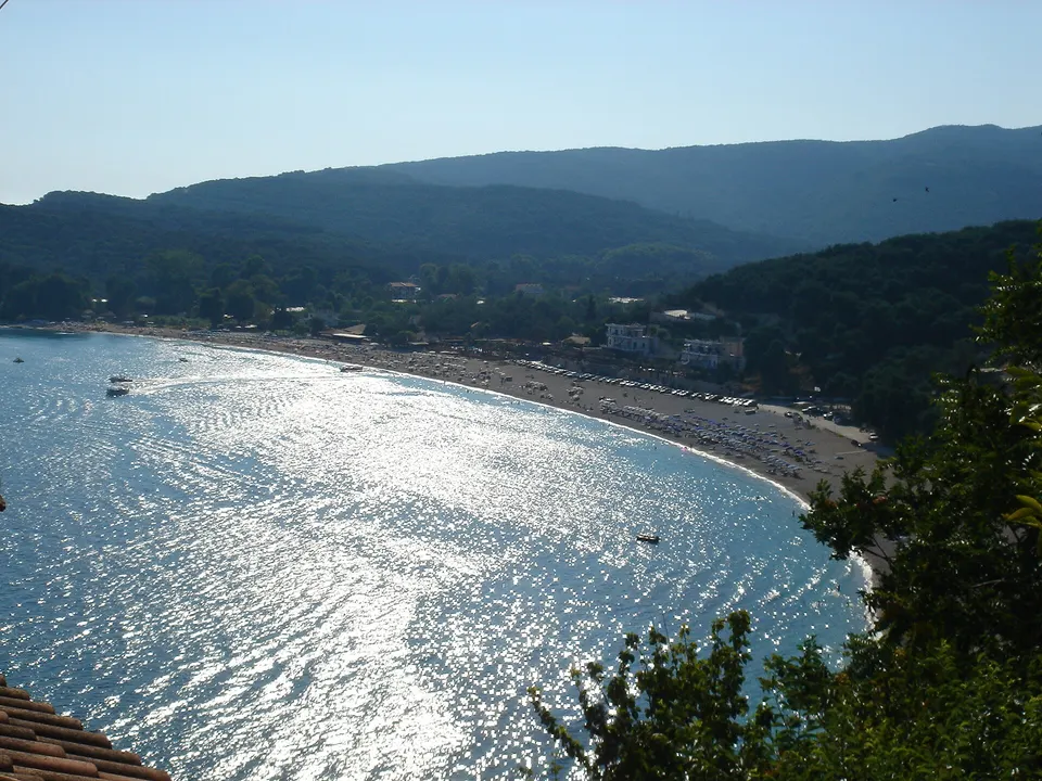 Playa de Valtos (Parga), foto de Sakis Kostaris / Wikimedia Commons