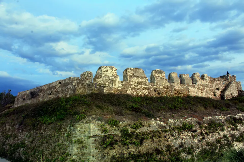 Pantokrator Castle, photo by Vassiliki Feidopoulou / Wikimedia Commons