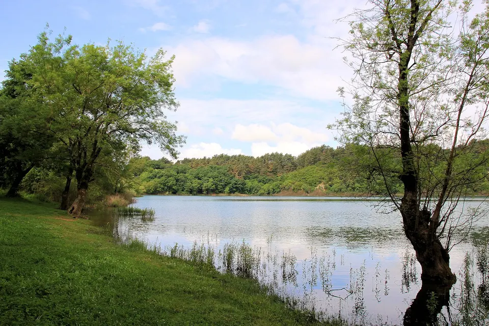 Lake Ziros, photo by Spiros Baracos / Wikimedia Commons