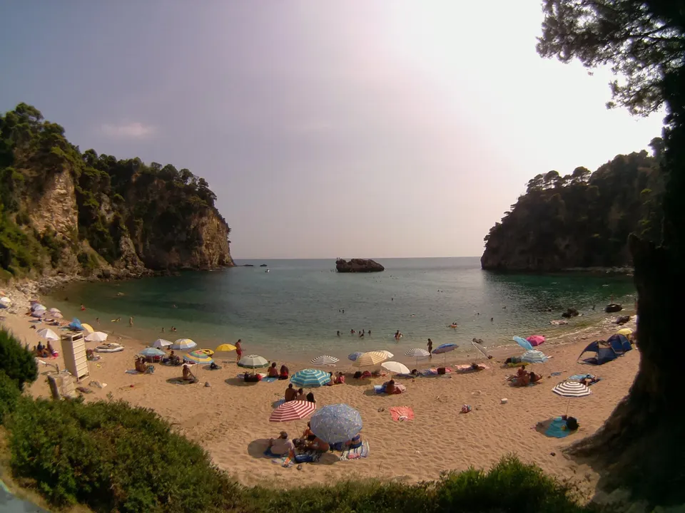 Alonaki Beach (Fanari), photo by Alexandros Mitsis / Wikimedia Commons