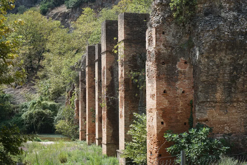 Louros River & Roman Aqueduct (Agios Georgios), photo by Albinfo / Wikimedia Commons