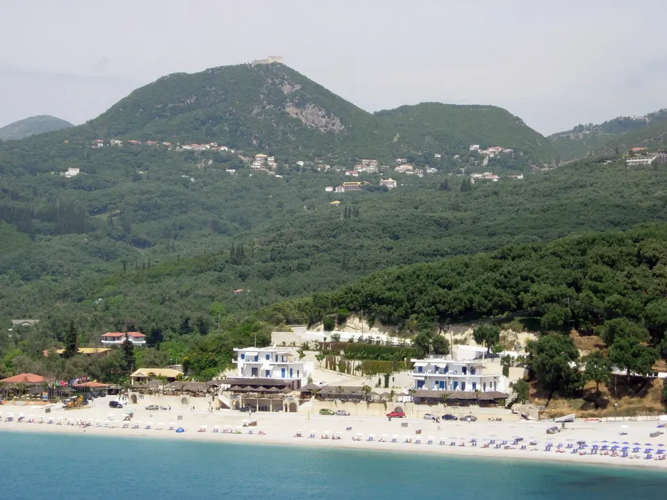 Playa de Valtos (Parga), foto de Samuli Lintula / Wikimedia Commons