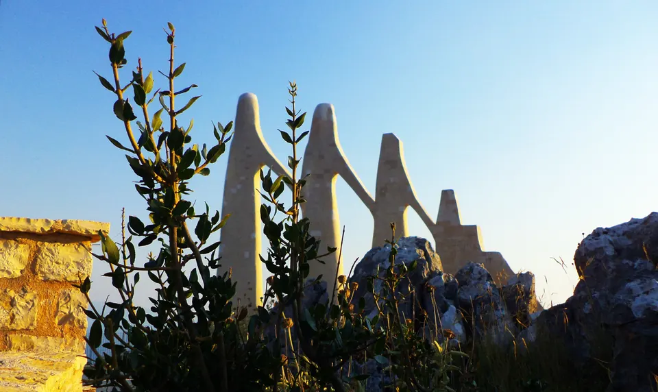 Zalongo Monument, photo by Andreas Papageorgiou / Wikimedia Commons