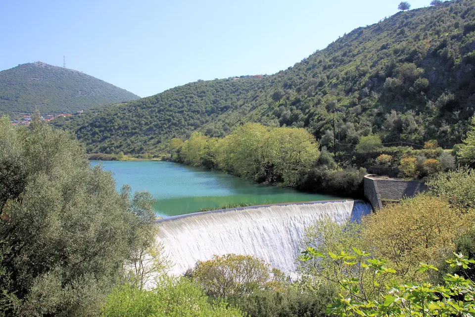 Louros River & Roman Aqueduct (Agios Georgios), photo by Spiros Baracos / Wikimedia Commons
